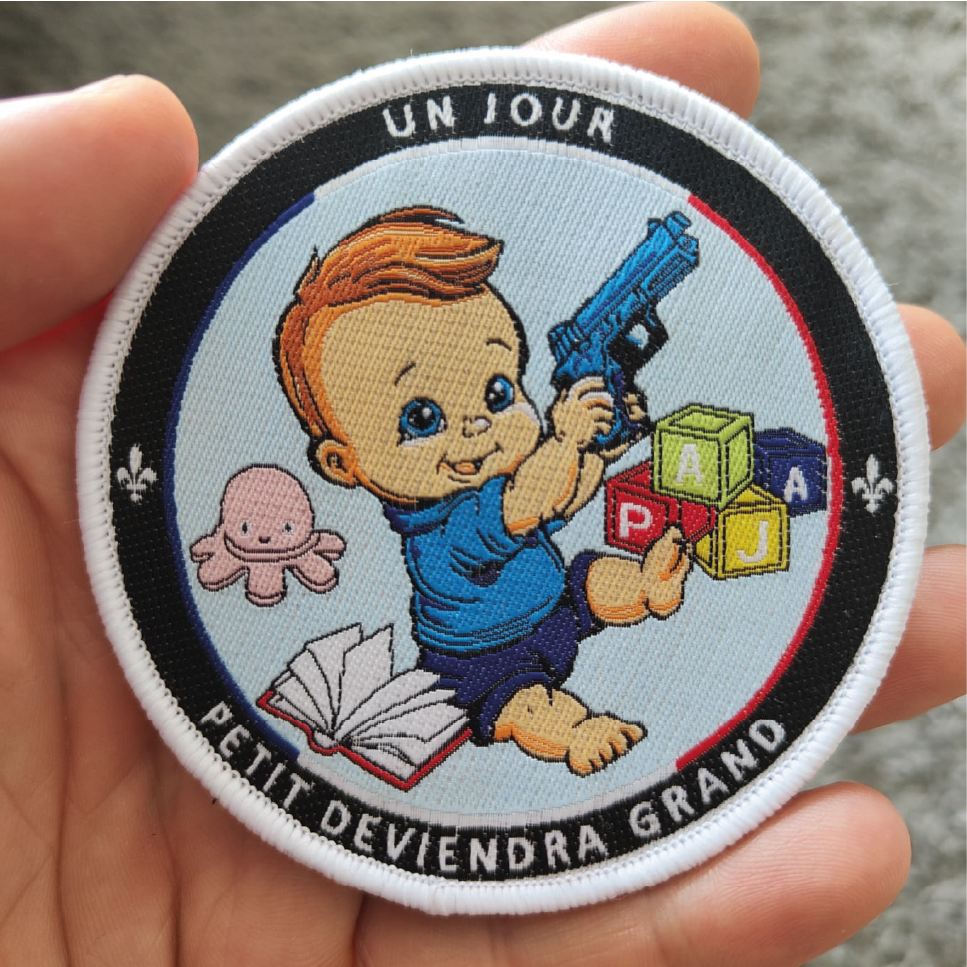 Écusson "un jour petit deviendra grand"