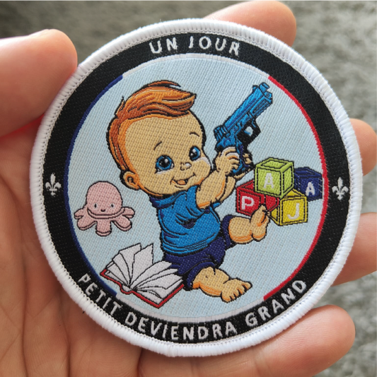 Écusson "un jour petit deviendra grand"